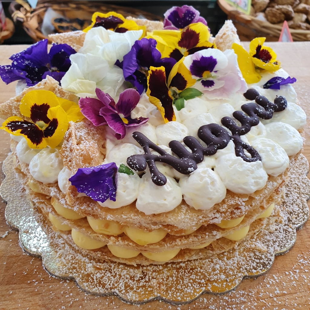 Un trend che conquista tutti: le decorazioni per torte floreali - Amici del  Fungo Cardoncello
